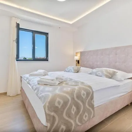 Apartman With A Swimming Pool Promajna, Makarska - 20940 *